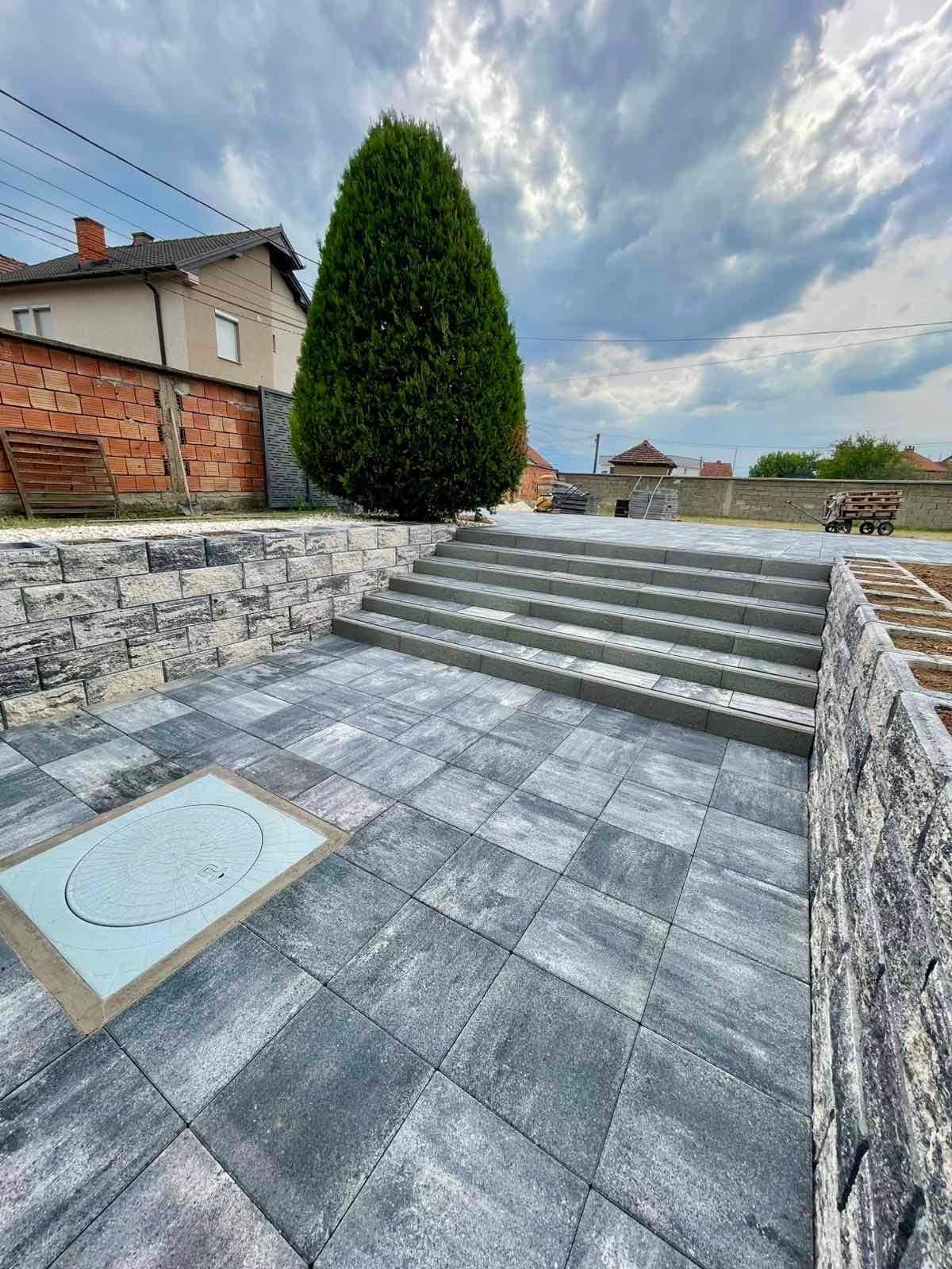 Change of level between two paved surfaces, with concrete steps.