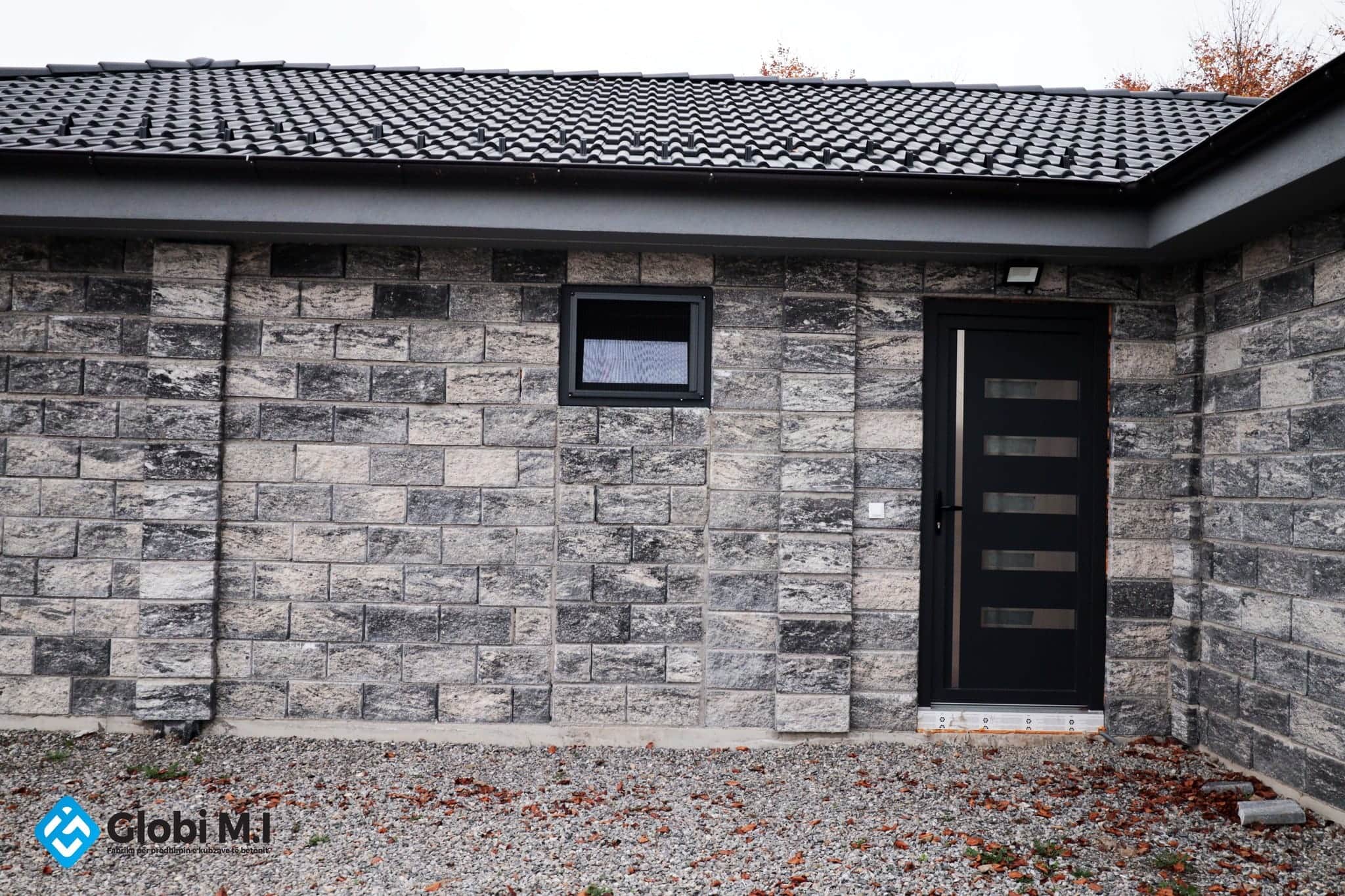 Building elevation faced with concrete elements with a rough surface.