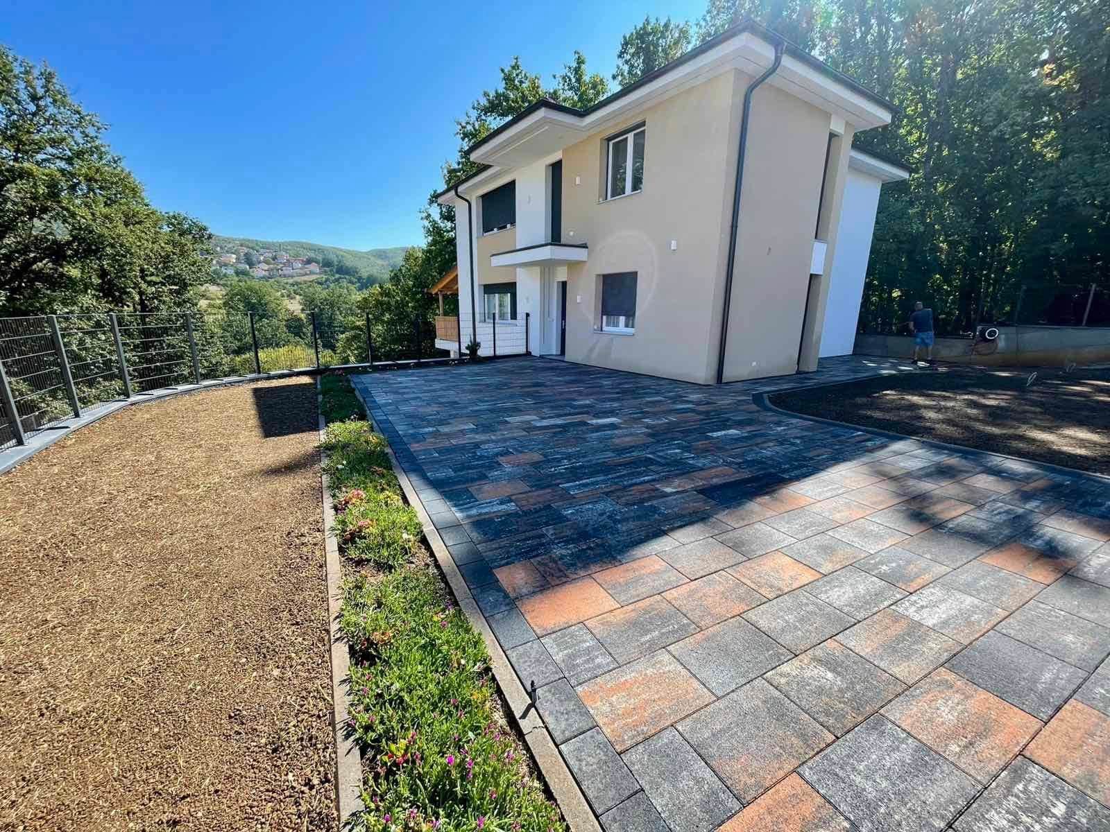 Privater Außenbereich, gepflastert mit Betonelementen von Globi MI.