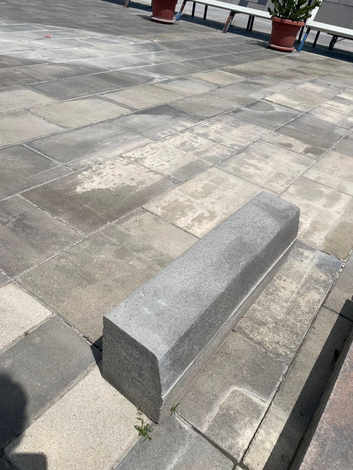 Anësorë 18 × 24 × 80 in betonit on concrete paving at the Globi MI site in Gjilan