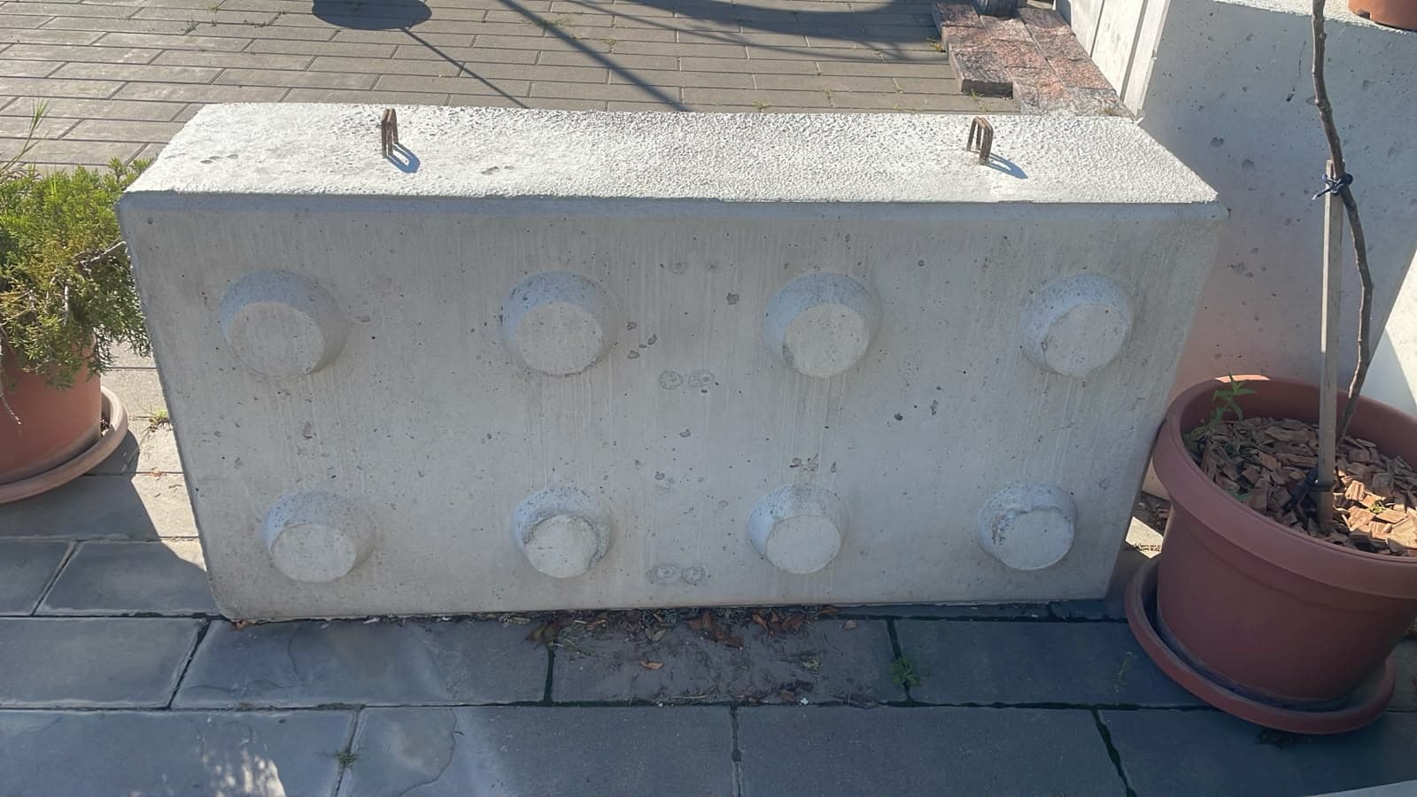 Globi MI concrete block showing eight studs on the broad face, at the plant yard