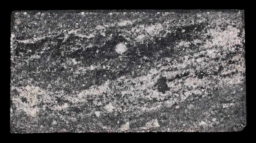 Die Sichtfläche von Rriska për veshje muri in Color Mix zi-bardhë, von oben: schwarze und weiße Adern auf Grau