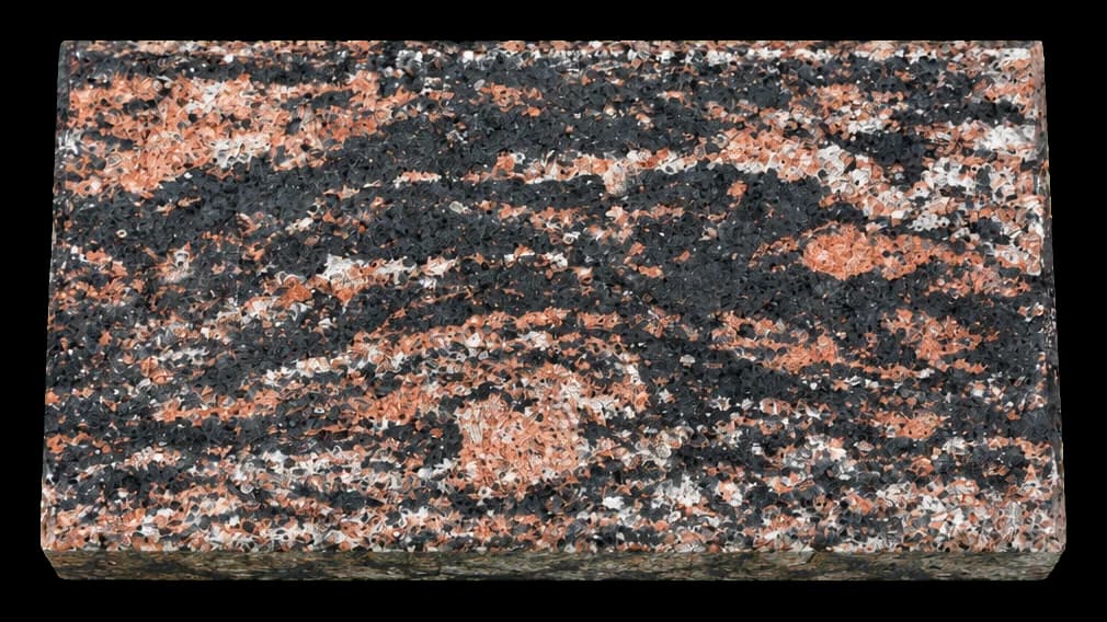 Die Sichtfläche von Rriska për veshje muri in Color Mix zi-kafe, von oben: schwarze und braune Adern auf Grau