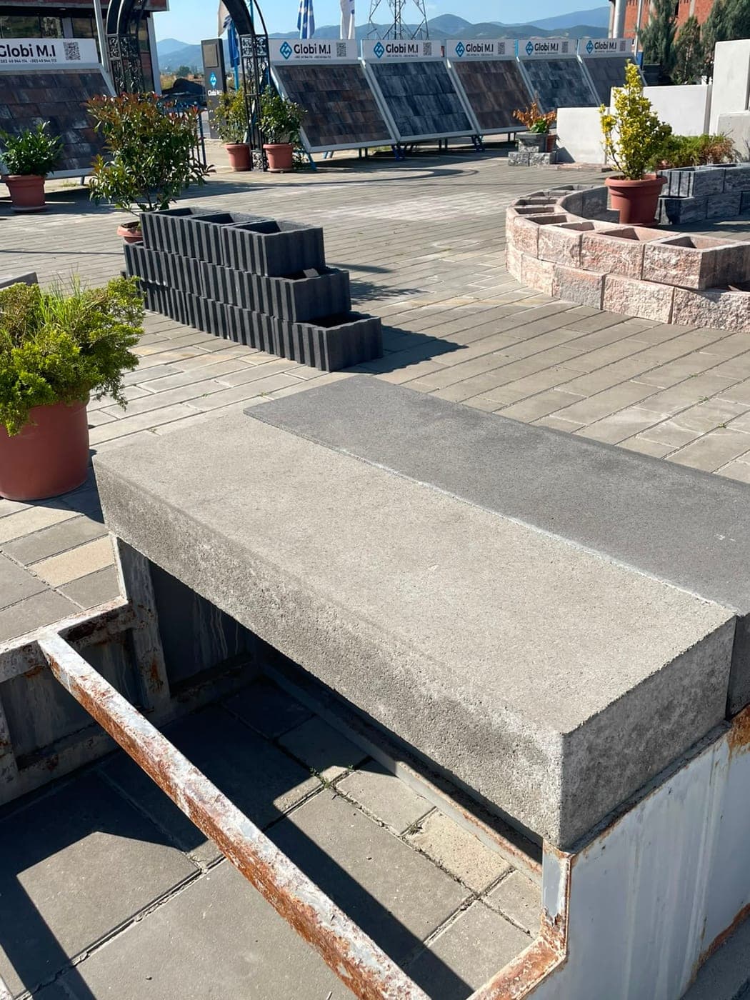 Ein einzelnes Betonstufenelement in Betonit natur, im Werk von Globi MI fotografiert