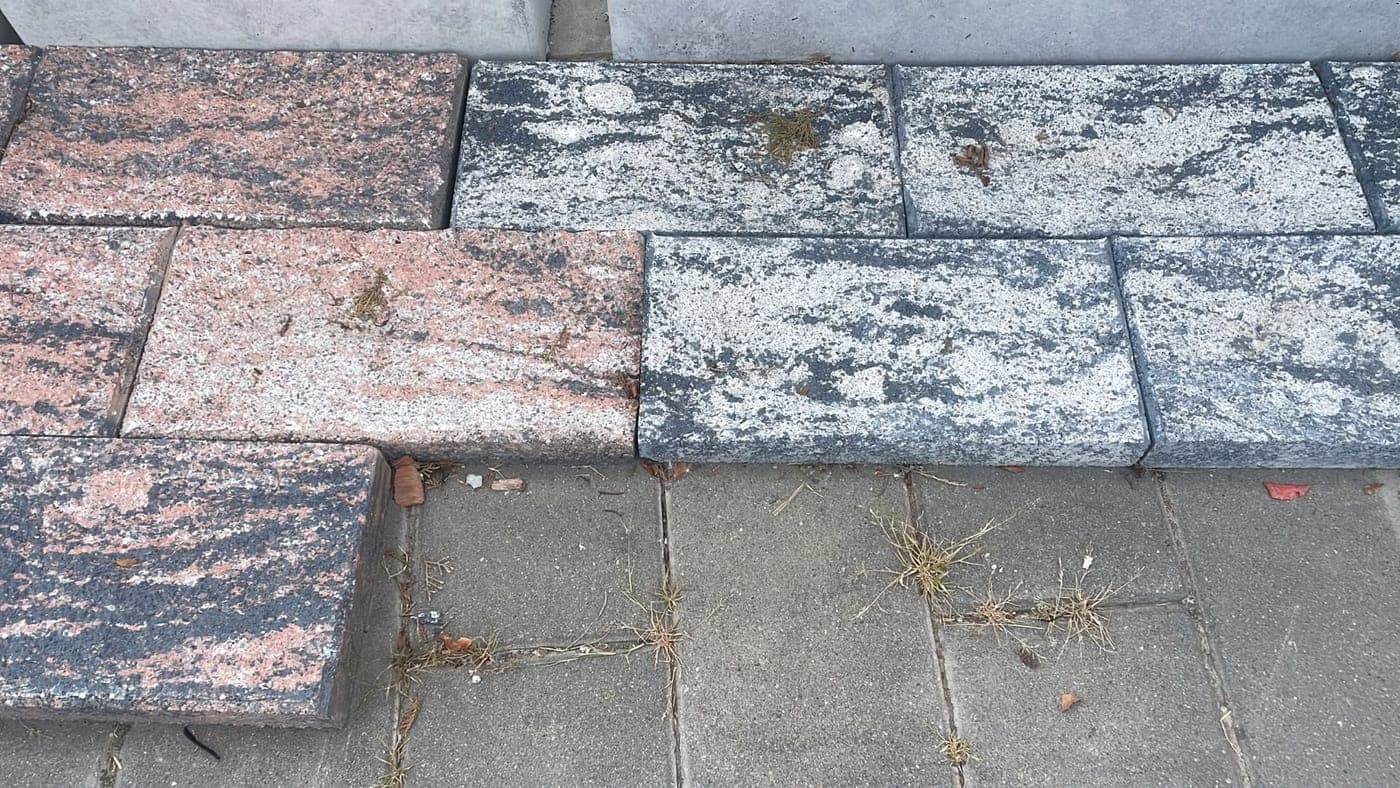 Mehrere Stücke Rriska për veshje muri, nebeneinander flach auf Betonpflaster gelegt, im Freien bei Tageslicht fotografiert