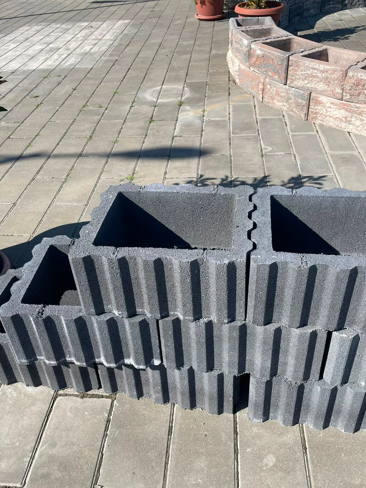 Blick in ein Vazo-Element in Anthrazit: die Innenwände, halb in der Sonne, halb im Schatten