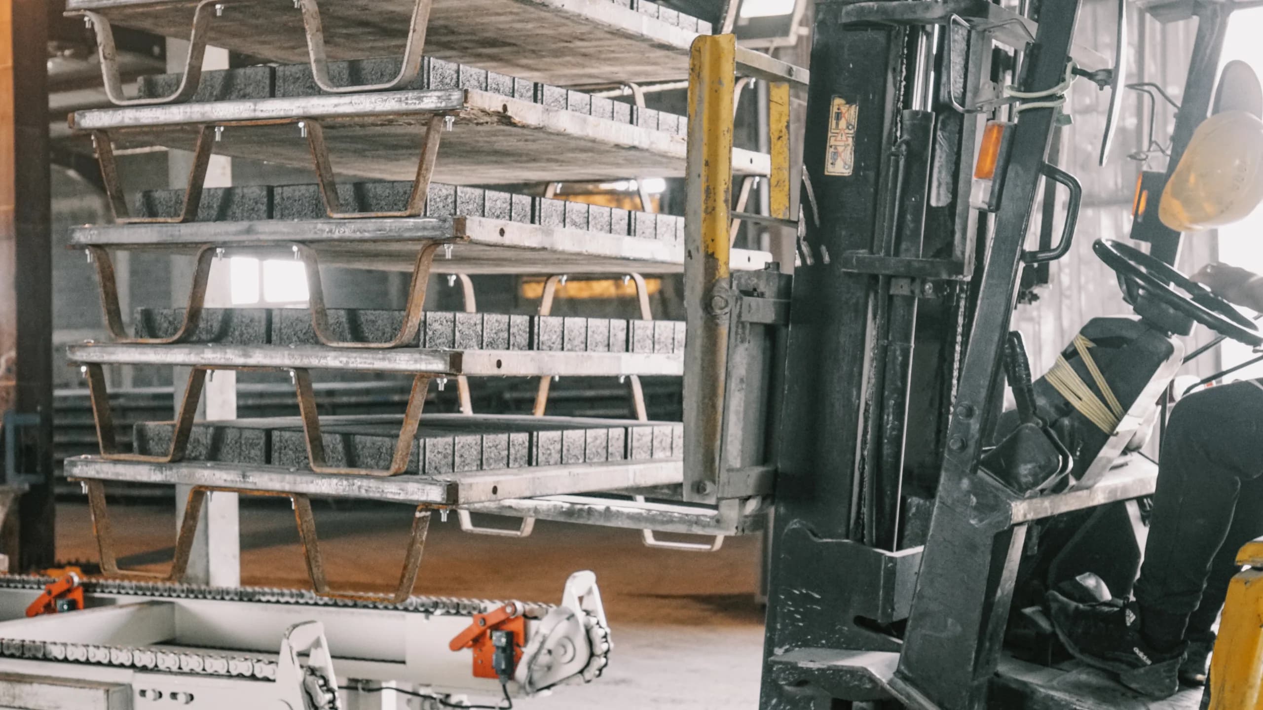 Trocknungsregale mit Betonelementen im Werk von Globi MI
