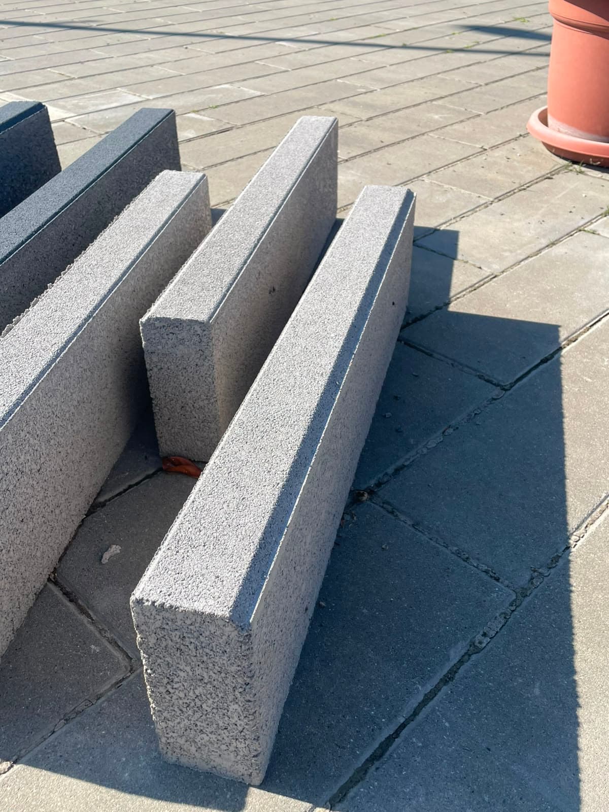 Anësorë concrete elements 8 × 20 × 80 in betonit, standing at the display yard