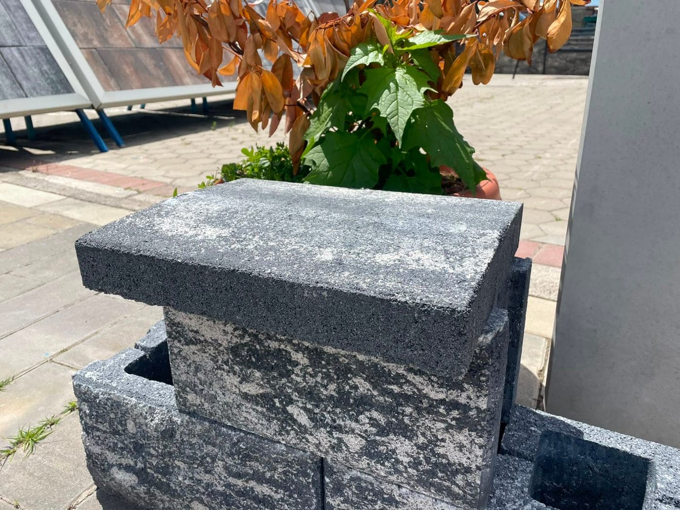 Kapak me streh in Color Mix zi-bardhë, photographed installed: the slab on top projects past the element beneath it