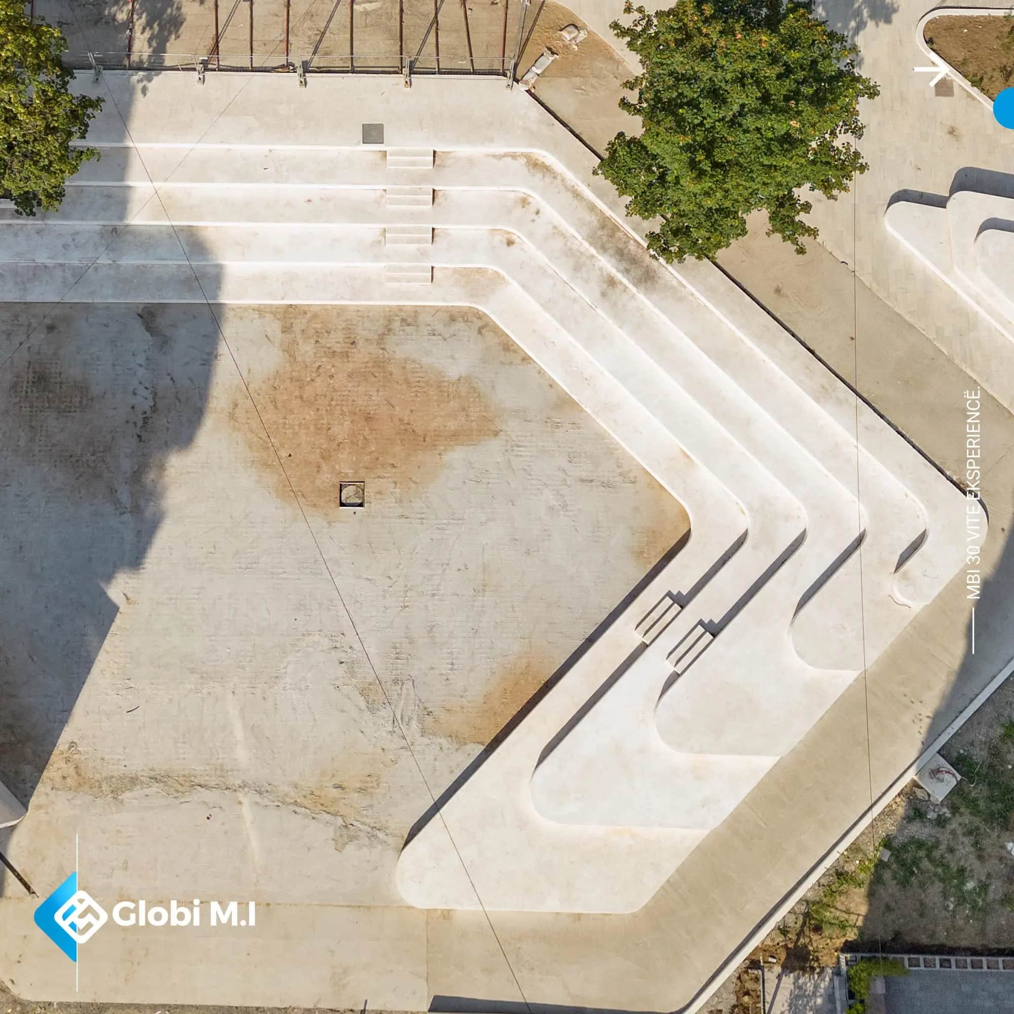 Paved edges and a change of level on a public surface in Kamenicë.